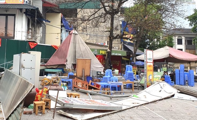 Hà Nội: Trắng trợn đập phá tan hoang tài sản của dân ngay tại quận Ba Đình - 4 Hà Nội: Trắng trợn đập phá tan hoang tài sản của dân ngay tại quận Ba Đình - 4