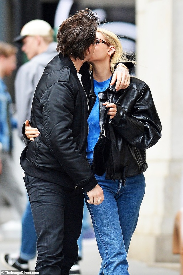 Con trai David Beckham đắm đuối hôn bạn gái xinh đẹp - 2