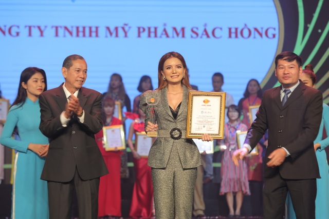 CEO Trương Thị Ngọc Thuỷ đại diện Mỹ phẩm Sắc Hồng nhận giải Thương hiệu chất lượng châu Á - 1