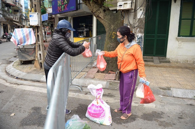 Mặc áo mưa đi máy bay, mua hàng bằng...gậy thời đại dịch - 2 Mặc áo mưa đi máy bay, mua hàng bằng...gậy thời đại dịch - 2