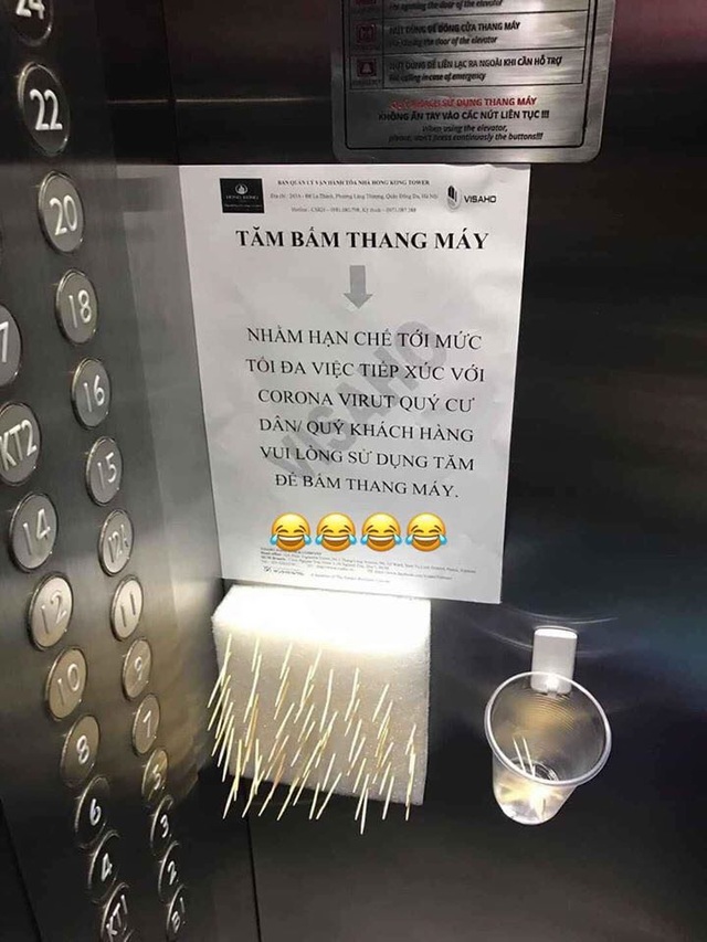 Mặc áo mưa đi máy bay, mua hàng bằng...gậy thời đại dịch - 3 Mặc áo mưa đi máy bay, mua hàng bằng...gậy thời đại dịch - 3