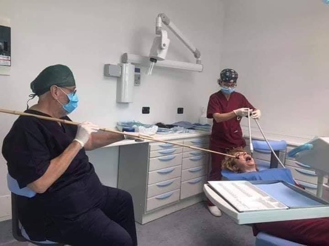 Mặc áo mưa đi máy bay, mua hàng bằng...gậy thời đại dịch - 4 Mặc áo mưa đi máy bay, mua hàng bằng...gậy thời đại dịch - 4