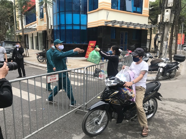 Mặc áo mưa đi máy bay, mua hàng bằng...gậy thời đại dịch - 5 Mặc áo mưa đi máy bay, mua hàng bằng...gậy thời đại dịch - 5