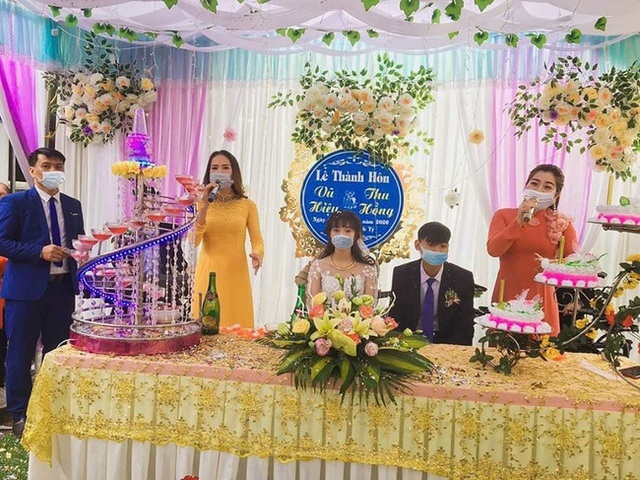 Mặc áo mưa đi máy bay, mua hàng bằng...gậy thời đại dịch - 10 Mặc áo mưa đi máy bay, mua hàng bằng...gậy thời đại dịch - 10