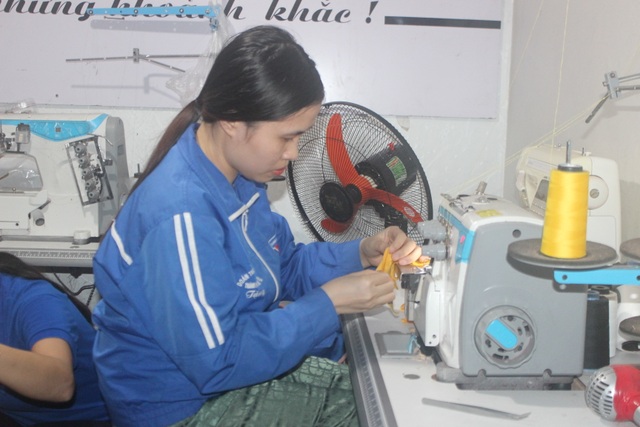 Mỗi ngày tự may cả nghìn khẩu trang để phát miễn phí cho dân - 4 Mỗi ngày tự may cả nghìn khẩu trang để phát miễn phí cho dân - 4