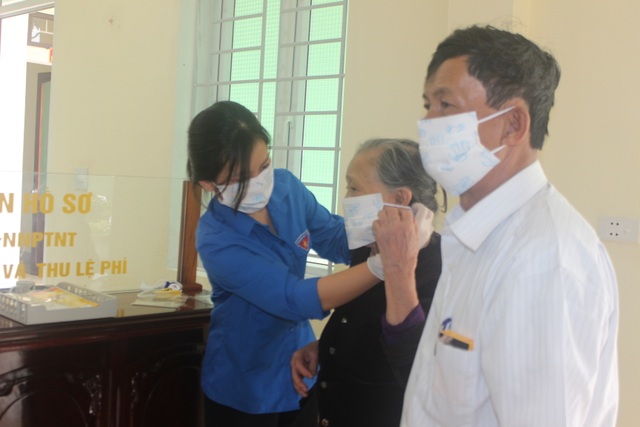 Mỗi ngày tự may cả nghìn khẩu trang để phát miễn phí cho dân - 6 Mỗi ngày tự may cả nghìn khẩu trang để phát miễn phí cho dân - 6