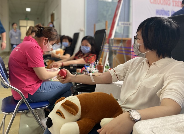 Khẩn cấp - Lượng máu trong kho của Viện Huyết học chỉ “trụ” được vài ngày - 2 Khẩn cấp - Lượng máu trong kho của Viện Huyết học chỉ “trụ” được vài ngày - 2