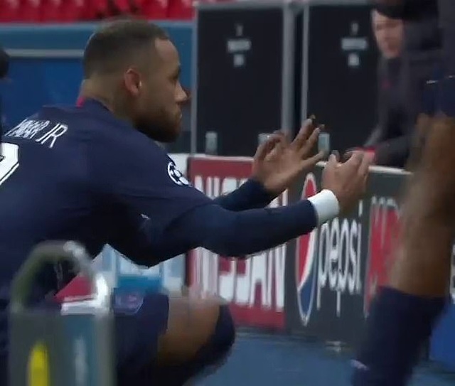 Neymar chế nhạo Erling Haaland bằng cách bắt chước ăn mừng ngồi thiền - 1 Neymar chế nhạo Erling Haaland bằng cách bắt chước ăn mừng ngồi thiền - 1