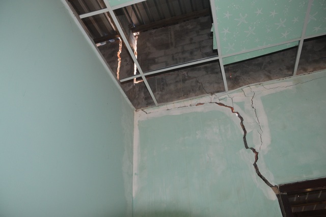 “Đại gia” miền biển xây công trình đồ sộ làm hư hỏng nhà dân - 6 “Đại gia” miền biển xây công trình đồ sộ làm hư hỏng nhà dân - 6