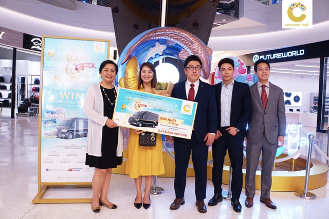 Lễ trao giải vàng cho các khách hàng may mắn tại Crescent Mall - 2 Lễ trao giải vàng cho các khách hàng may mắn tại Crescent Mall - 2