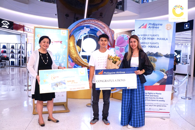 Lễ trao giải vàng cho các khách hàng may mắn tại Crescent Mall - 3 Lễ trao giải vàng cho các khách hàng may mắn tại Crescent Mall - 3