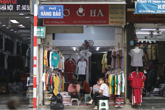Người Hà Nội ngại dịch corona, phố yên tĩnh, mua sắm vắng - 4 Người Hà Nội ngại dịch corona, phố yên tĩnh, mua sắm vắng - 4