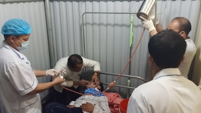Người đàn ông có vợ và nữ sinh lớp 12 ăn lá ngón tự vẫn - 1 Người đàn ông có vợ và nữ sinh lớp 12 ăn lá ngón tự vẫn - 1