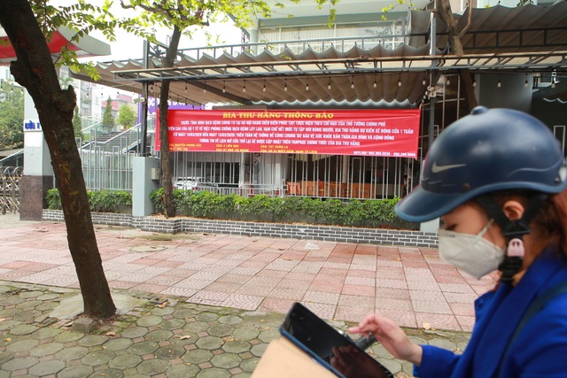 Hà Nội: Hàng loạt hàng quán tạm nghỉ, dán thông báo phòng dịch Covid-19 - 2 Hà Nội: Hàng loạt hàng quán tạm nghỉ, dán thông báo phòng dịch Covid-19 - 2
