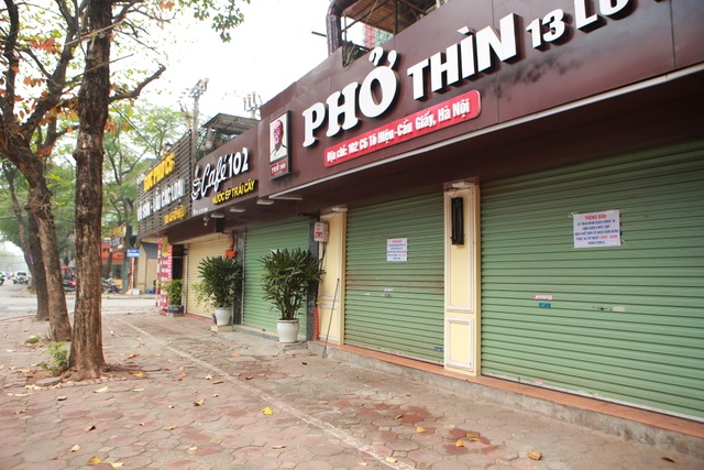Hà Nội: Hàng loạt hàng quán tạm nghỉ, dán thông báo phòng dịch Covid-19 - 8 Hà Nội: Hàng loạt hàng quán tạm nghỉ, dán thông báo phòng dịch Covid-19 - 8