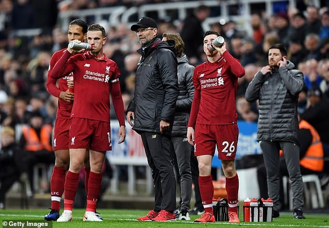 Lý do khiến cho các cầu thủ Premier League dễ lây virus corona - 4 Lý do khiến cho các cầu thủ Premier League dễ lây virus corona - 4