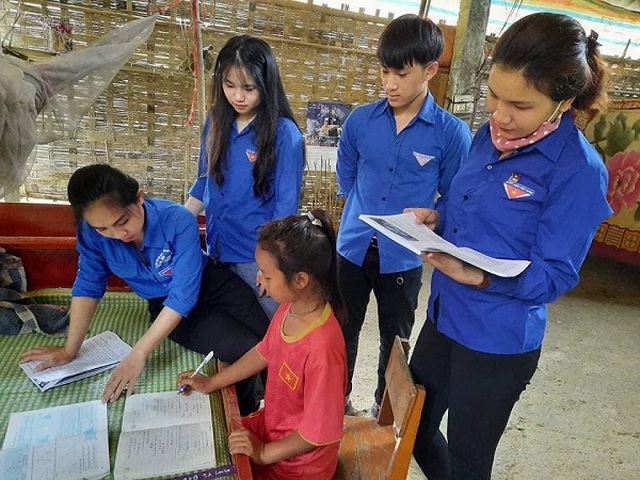 Nghệ An: Đoàn viên thanh niên gõ cửa từng nhà tuyên truyền khai báo y tế - 6 Nghệ An: Đoàn viên thanh niên gõ cửa từng nhà tuyên truyền khai báo y tế - 6