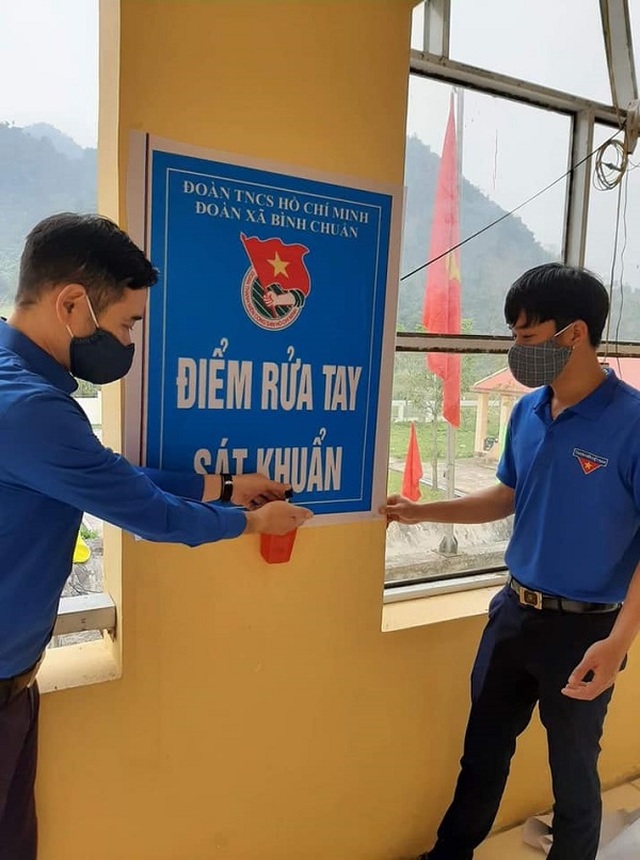 Nghệ An: Đoàn viên thanh niên gõ cửa từng nhà tuyên truyền khai báo y tế - 5 Nghệ An: Đoàn viên thanh niên gõ cửa từng nhà tuyên truyền khai báo y tế - 5