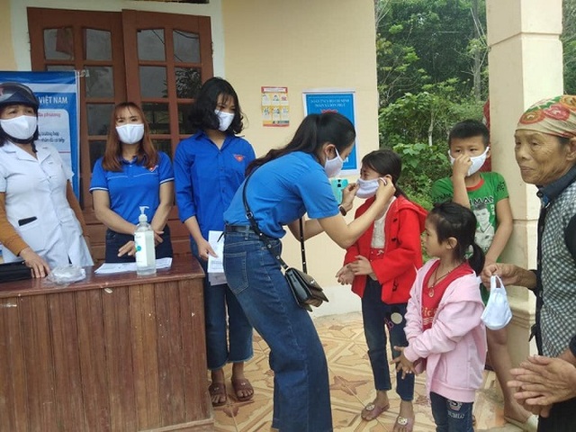 Nghệ An: Đoàn viên thanh niên gõ cửa từng nhà tuyên truyền khai báo y tế - 7 Nghệ An: Đoàn viên thanh niên gõ cửa từng nhà tuyên truyền khai báo y tế - 7