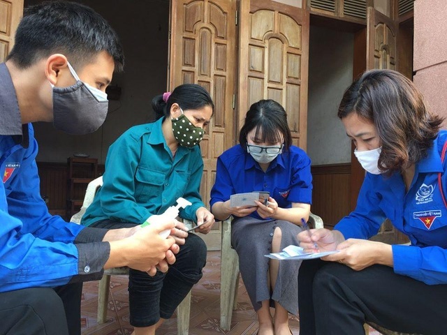 Nghệ An: Đoàn viên thanh niên gõ cửa từng nhà tuyên truyền khai báo y tế - 2 Nghệ An: Đoàn viên thanh niên gõ cửa từng nhà tuyên truyền khai báo y tế - 2