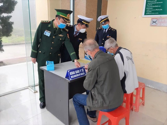 Nghệ An: Đoàn viên thanh niên gõ cửa từng nhà tuyên truyền khai báo y tế - 4 Nghệ An: Đoàn viên thanh niên gõ cửa từng nhà tuyên truyền khai báo y tế - 4