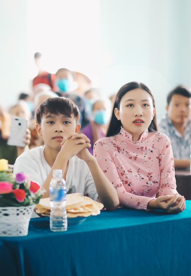 Phi Nhung rớt nước mắt khi đi cứu trợ bà con miền Tây - 5 Phi Nhung rớt nước mắt khi đi cứu trợ bà con miền Tây - 5