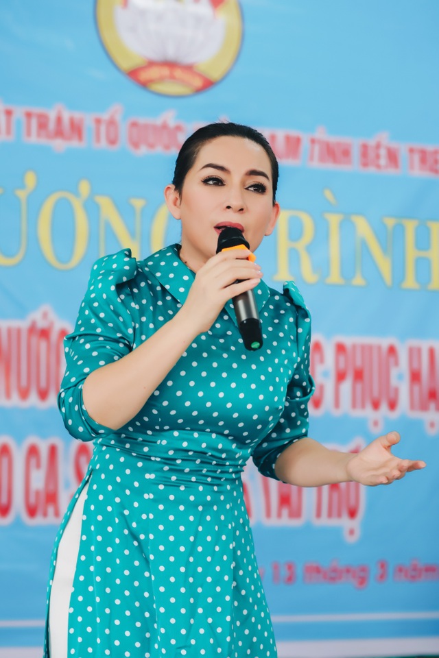 Phi Nhung rớt nước mắt khi đi cứu trợ bà con miền Tây - 6 Phi Nhung rớt nước mắt khi đi cứu trợ bà con miền Tây - 6
