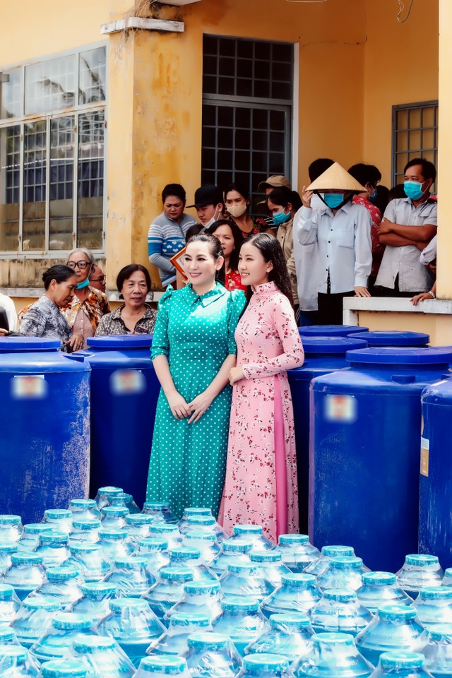 Phi Nhung rớt nước mắt khi đi cứu trợ bà con miền Tây - 3 Phi Nhung rớt nước mắt khi đi cứu trợ bà con miền Tây - 3