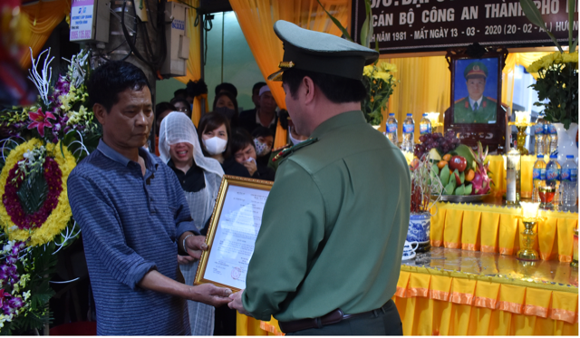 Thăng cấp bậc hàm cho Đại úy hy sinh trên đường dẫn giải phạm nhân - 3 Thăng cấp bậc hàm cho Đại úy hy sinh trên đường dẫn giải phạm nhân - 3