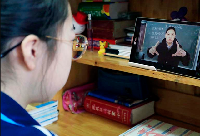 Trung Quốc: Con học online, phụ huynh “quá tải” - 1 Trung Quốc: Con học online, phụ huynh “quá tải” - 1
