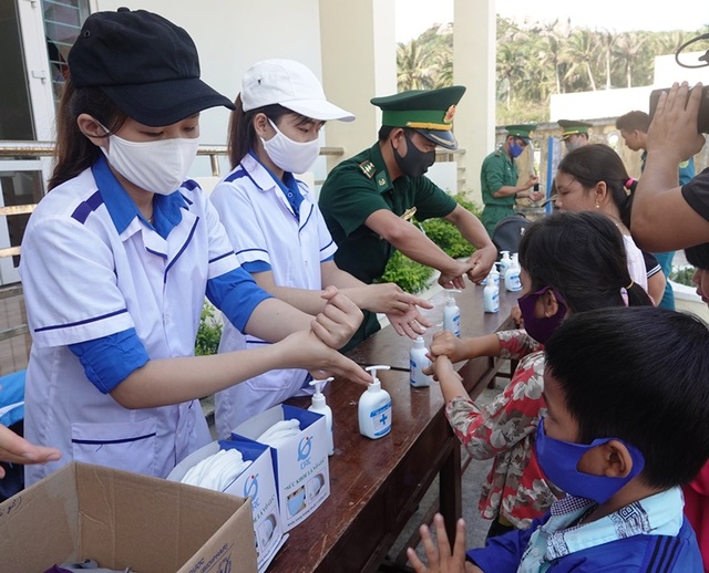Vượt biển tuyên truyền phòng chống Covid-19 cho người dân xã đảo - 2 Vượt biển tuyên truyền phòng chống Covid-19 cho người dân xã đảo - 2