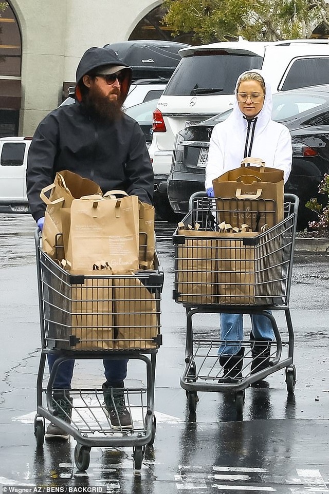 Sao Hollywood tích cực đi siêu thị giữa đại dịch - 4