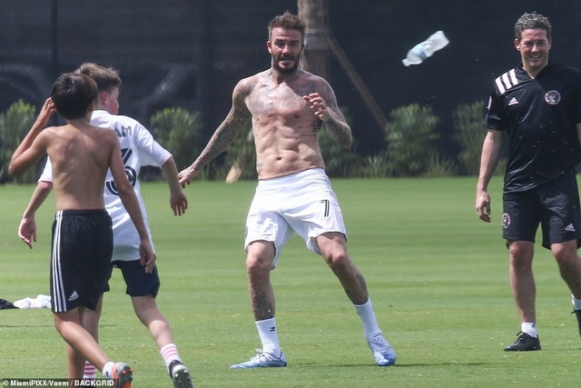 David Beckham cởi trần khoe hình xăm - 8
