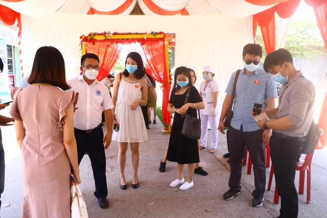 Đo thân nhiệt khách tham dự đám cưới có chú rể Hàn Quốc - 3 Đo thân nhiệt khách tham dự đám cưới có chú rể Hàn Quốc - 3