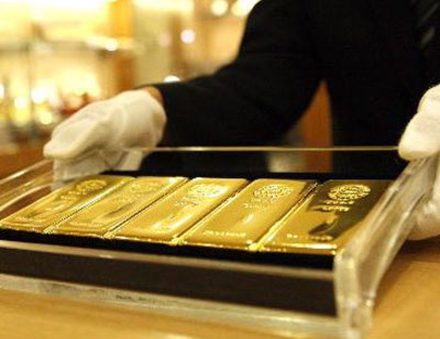 Giá vàng tiếp tục tăng cao, lập đỉnh 8 năm - 1