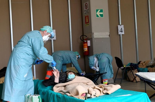 Hơn 1.400 người chết, các bệnh viện ở Italia gồng mình đối phó Covid-19 - 10