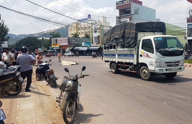 Tai nạn liên hoàn, người đàn ông đi xe máy tử vong - 1 Tai nạn liên hoàn, người đàn ông đi xe máy tử vong - 1