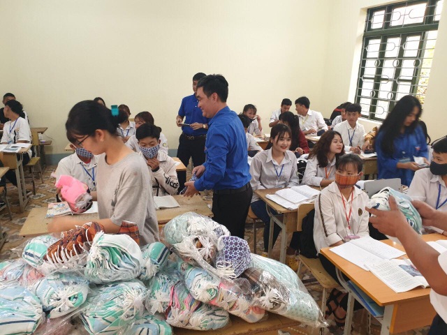 Tuổi trẻ Hà Nội tặng khẩu trang, nhu yếu phẩm cho người dân cách ly - 2 Tuổi trẻ Hà Nội tặng khẩu trang, nhu yếu phẩm cho người dân cách ly - 2