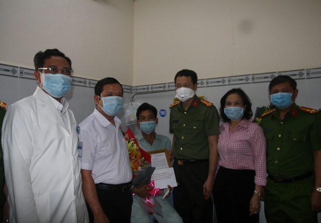 Bộ trưởng Tô Lâm khen thưởng công an xã bắt cướp, bị đâm trọng thương - 1 Bộ trưởng Tô Lâm khen thưởng công an xã bắt cướp, bị đâm trọng thương - 1
