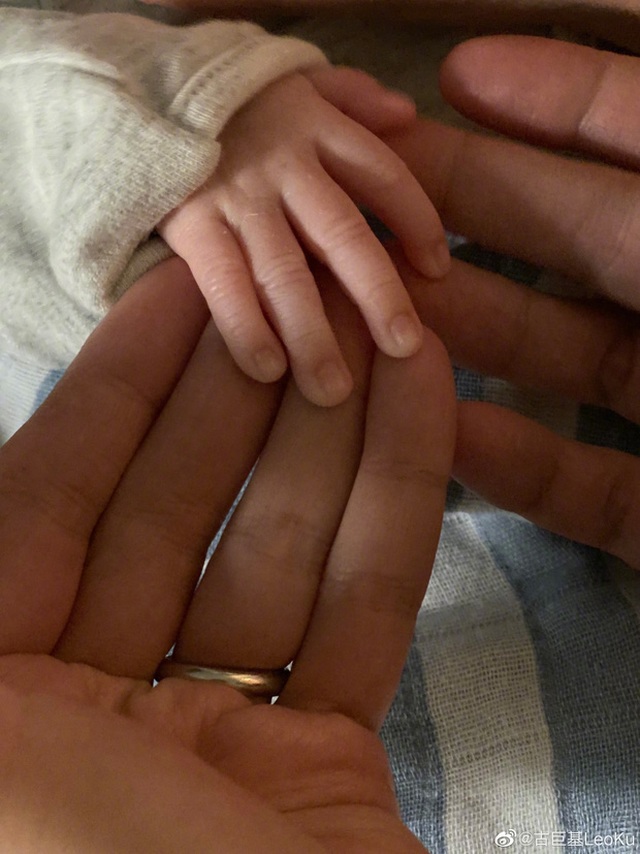 Cổ Cự Cơ hạnh phúc lên chức bố lần đầu ở tuổi 48 - 2