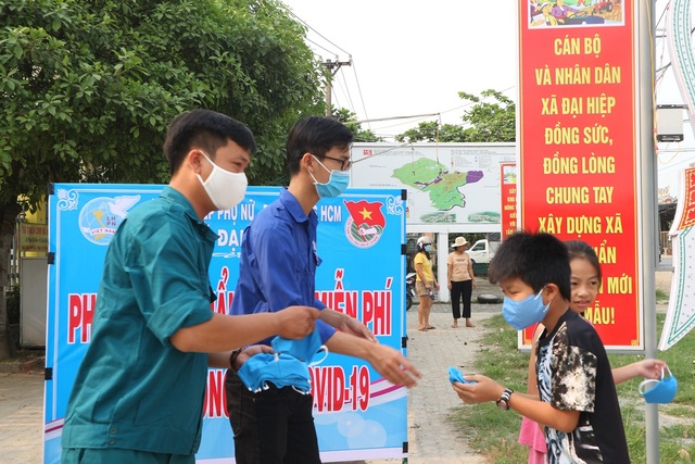 Hàng ngàn khẩu trang tự may được Đoàn, thể phát cho dân phòng dịch Covid-19 - 2 Hàng ngàn khẩu trang tự may được Đoàn, thể phát cho dân phòng dịch Covid-19 - 2