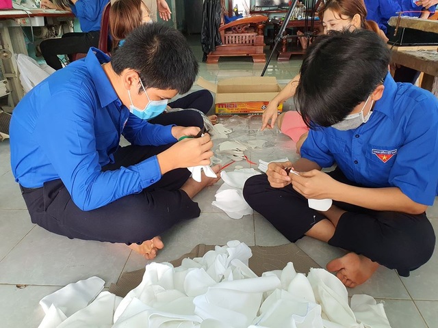Hàng ngàn khẩu trang tự may được Đoàn, thể phát cho dân phòng dịch Covid-19 - 5 Hàng ngàn khẩu trang tự may được Đoàn, thể phát cho dân phòng dịch Covid-19 - 5
