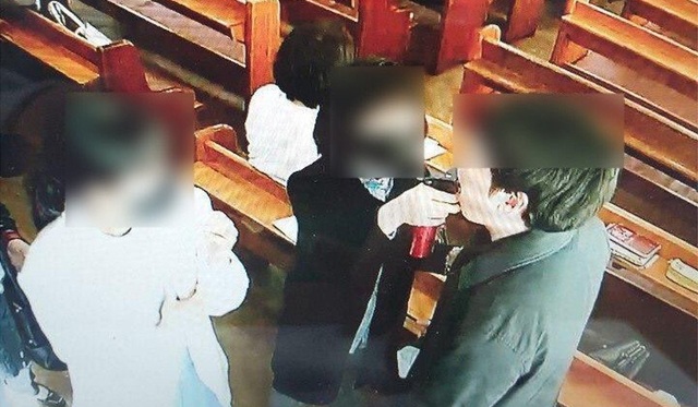 Nhà thờ Hàn Quốc thành ổ dịch Covid-19 vì xịt nước muối vào họng tín đồ - 2 Nhà thờ Hàn Quốc thành ổ dịch Covid-19 vì xịt nước muối vào họng tín đồ - 2