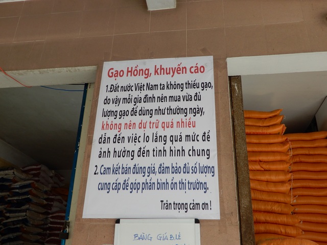 Bà chủ cửa hàng gạo khuyên khách không mua gạo tích trữ - 1 Bà chủ cửa hàng gạo khuyên khách không mua gạo tích trữ - 1