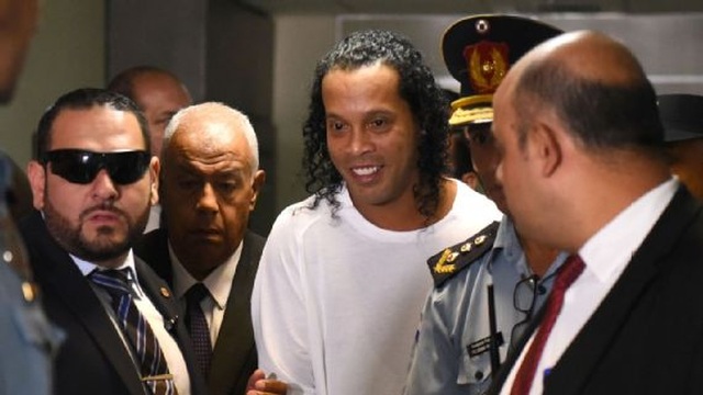 Chưa thoát nạn, Ronaldinho bất ngờ vướng vào nghi án rửa tiền - 1 Chưa thoát nạn, Ronaldinho bất ngờ vướng vào nghi án rửa tiền - 1
