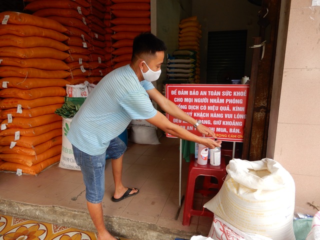 Bà chủ cửa hàng gạo khuyên khách không mua gạo tích trữ - 5 Bà chủ cửa hàng gạo khuyên khách không mua gạo tích trữ - 5
