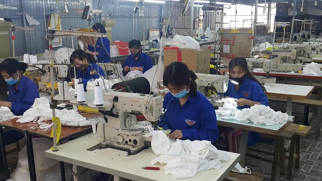 Thanh niên Nghệ An mượn xưởng may khẩu trang, chung tay phòng dịch Covid-19 - 4 Thanh niên Nghệ An mượn xưởng may khẩu trang, chung tay phòng dịch Covid-19 - 4