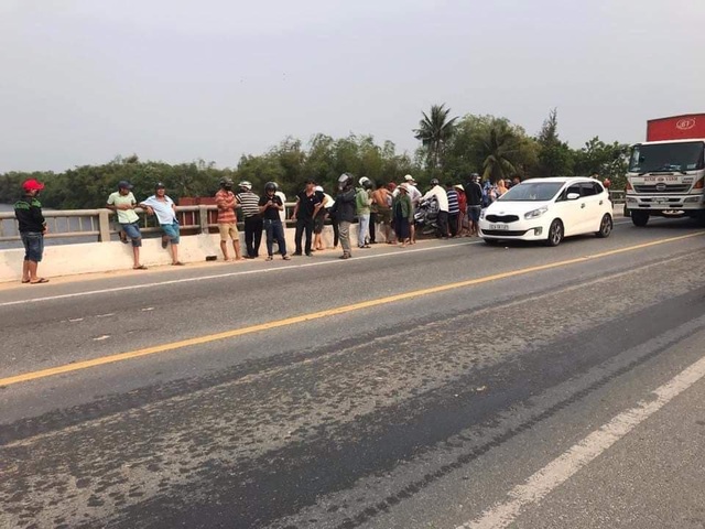 Thanh niên để xe trên cầu đi nhậu, chính quyền vất vả tìm... dưới sông - 2 Thanh niên để xe trên cầu đi nhậu, chính quyền vất vả tìm... dưới sông - 2