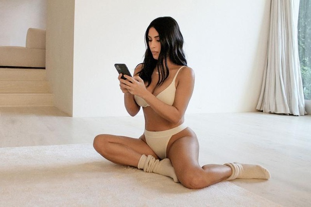 Kim Kardashian kêu gọi fans ở nhà - 1