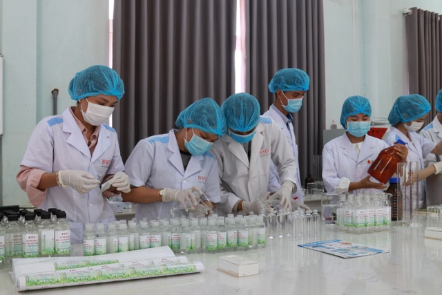 ĐH Buôn Ma Thuột sản xuất hàng ngàn lít nước sát khuẩn tặng cộng đồng - 1 ĐH Buôn Ma Thuột sản xuất hàng ngàn lít nước sát khuẩn tặng cộng đồng - 1
